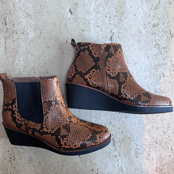 Aerosoles Wedge “Brandi” Ankle Boots Size 8.5 Vegan Leather NEW - Picture 1 of 8